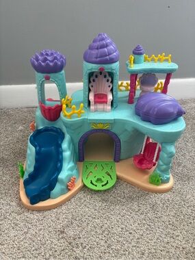 Lakeshore Under-The-Sea Mermaid Palace pretend Play